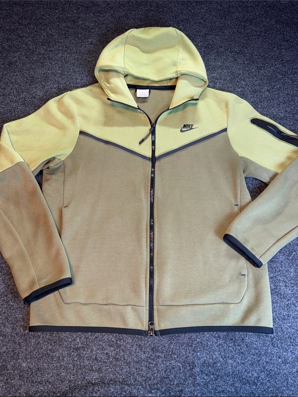 Nike Men’s M Tech Two-Tone Hooded Zip Up Sweater Plenty Of Pockets Comfort Wear